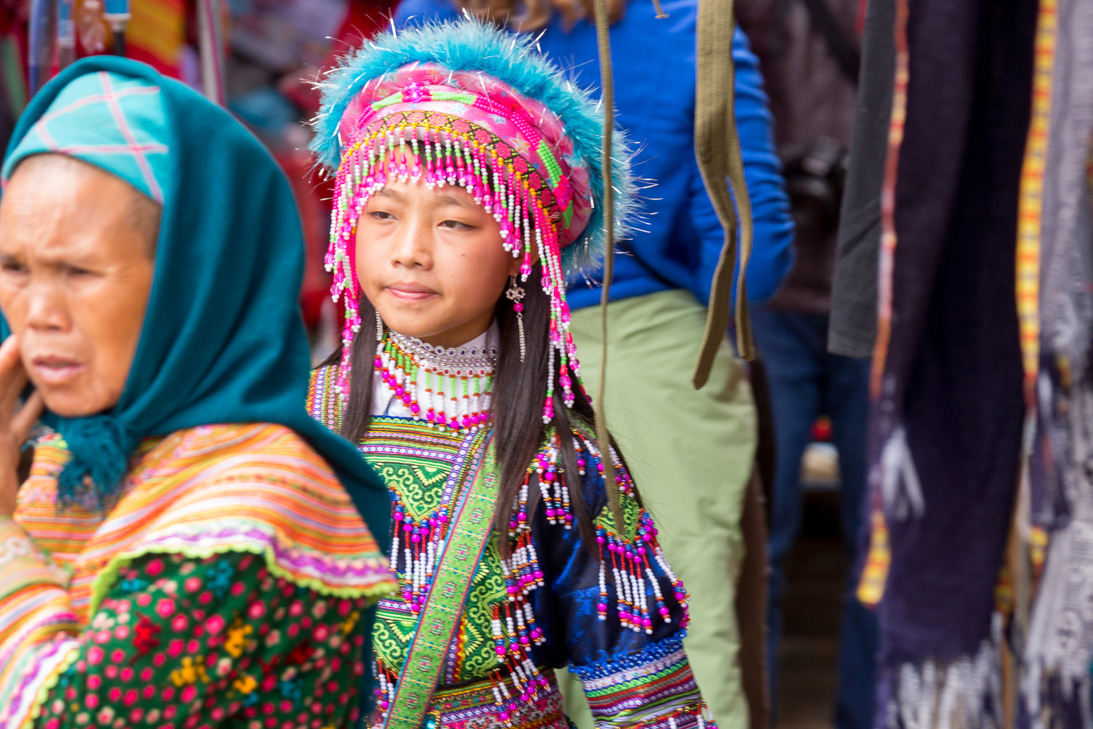 20141109 124751 traditionellen Festkleidung der Blumen Hmong